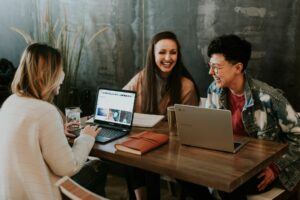 Millennials – lieber Bitcoin als Netflix- und Disney-Aktien (Quelle: unsplash/ B. Cagle)
