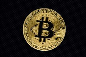 Bild mit einer Münze mit Bitcoin Prägung