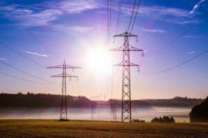 Strommasten für Transport der Energie (Bitcoin)