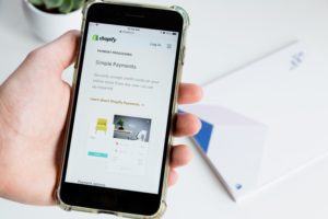 Handy mit geöffneter Shopify App