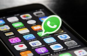 Smartphone mit Whatsapp Icon