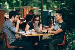 Gruppe von Millennials