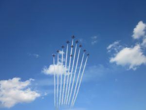 Gruppe von Jets am Himmel steigt auf