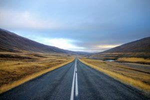 Endlose Strasse in der Natur