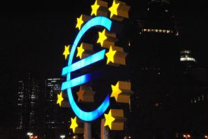 EU, Euro-Zeichen und Bitcoin