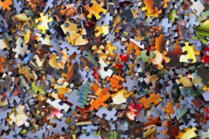 Einzelne Puzzleteile als Symbol für Dezentralität