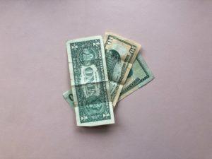 Abbildung von Dollar-Noten als Synonym für digitale Währungen