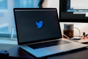 Computer mit Logo von Twitter