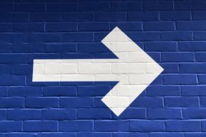 Blauer Richtungspfeil als Symbol für einen Start von Paypal in die Kryptowelt