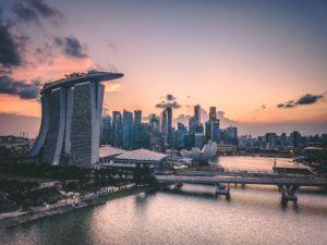 Marina Bay Singapur - Sitz der Bank DBS, die in den Kryptohandel einsteigt