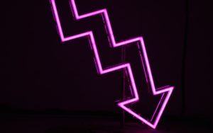 Leuchtsignal mit Pfeil abwärts