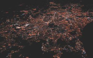 Eine Stadt bei Nacht von oben