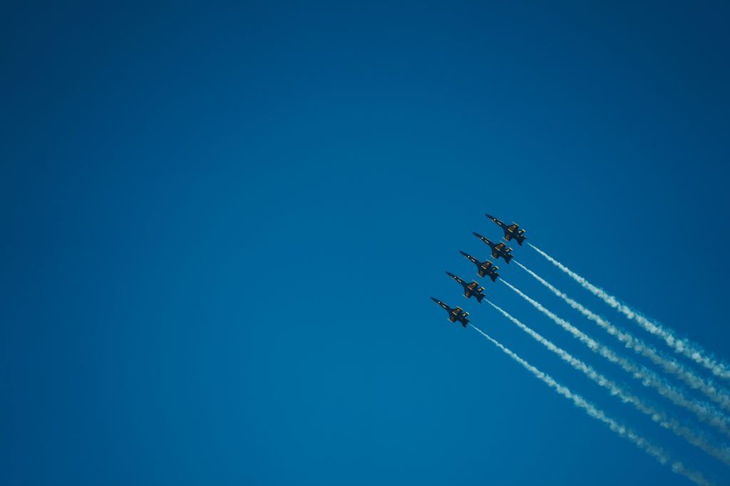 Düsenjets fliegen steil nach oben als Darstellung für das Allzeithoch des Bitcoin