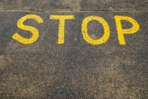 Stop auf der Strasse als Symbol für den Tradingstop bei Coinbase