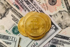 Währungen in einem Bild: Dollar und Bitcoin