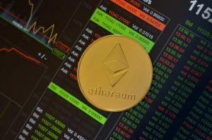 Abbildung von Ethereum im Hintergrund einer Kryptobörse