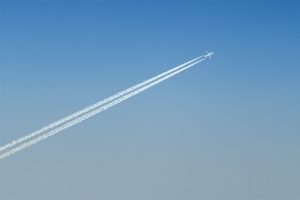 Aufsteigender Kondenzstreifen als Bild für das Allzeithoch bei Ethereum