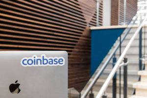 Laptop mit Coinbase Logo
