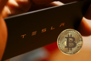 Abbildung Logo Tesla und Bitcoin