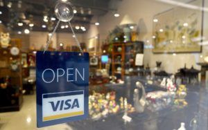 Ein Ladenöffnungsschild mit Visa