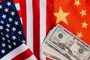 Flaggen von USA, China und Abbildung von US Dollar