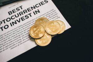 Nachfrage nach Bitcoin. Abbildung von Bitcoin vor einer Publikation