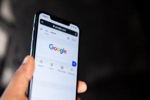 Handy mit geöffneter Seite von Google
