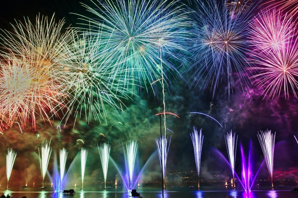Feuerwerk mit verschiedenen Raketen als Symbol für Altcoins Season