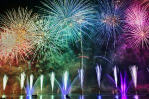 Feuerwerk mit verschiedenen Raketen als Symbol für Altcoins Season