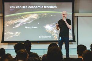 Coinbase CEO Brian Armstrong präsentiert