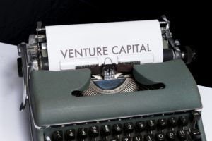 Schreibmaschine mit Venture Capital als Symbol