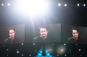 Snowden bei einer Konferenz im Video-Interview