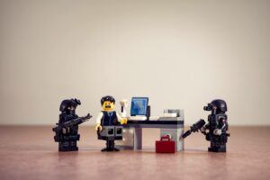 Nachgestellte Szene mit Steckfiguren und einem Hacker