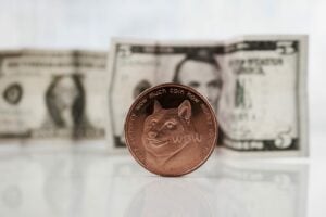 Abbildung eines Dogecoin vor Dollarnoten