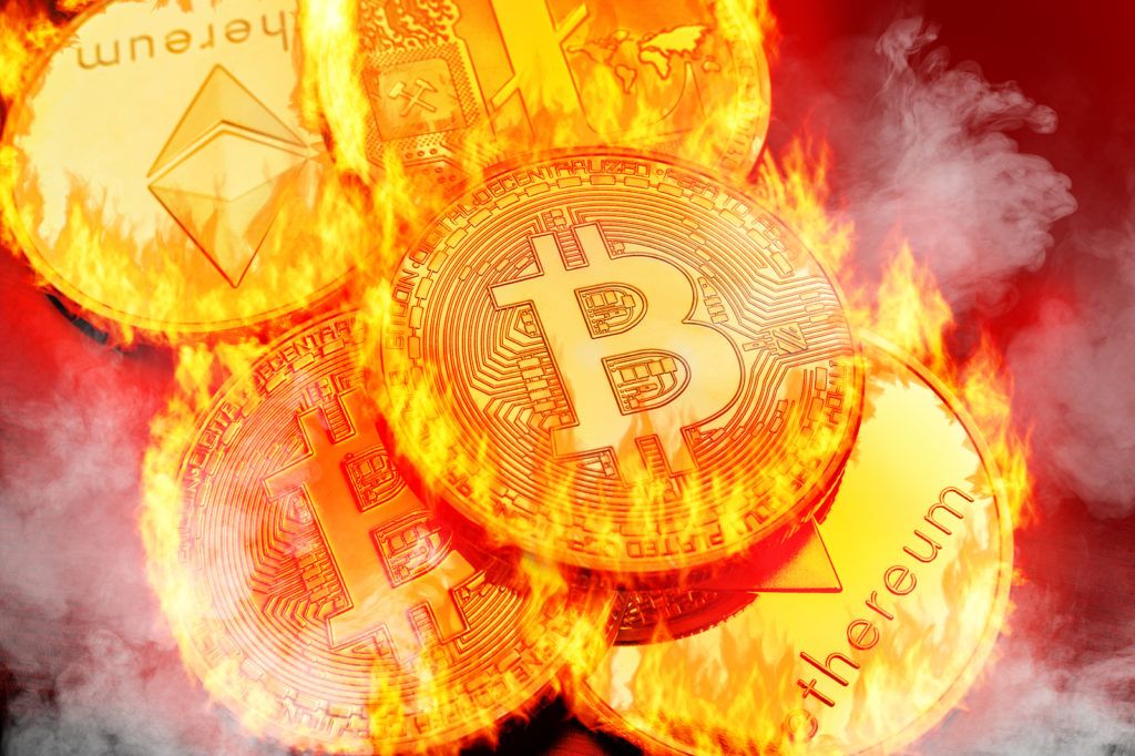 Brennende Bitcoin und Ethereum als Symbol für den fallenden Markt (Kurs-Update)