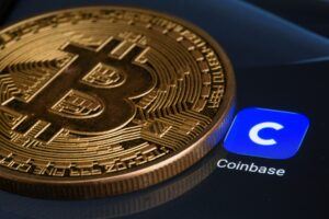 Coinbase logo und Bitcoin Münze