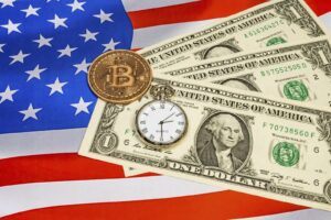 Bitcoin und US-Dollar vor einer Flagge der USA