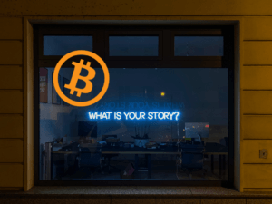 Bitcoin Logo in einem Schaufenster