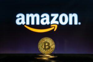 Amazon Logo vor einem Bitcoin