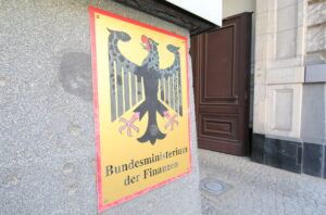 Eingang Bundesministerium der Finanzen als Smybol zur Besteuerung von Kryptowährungen