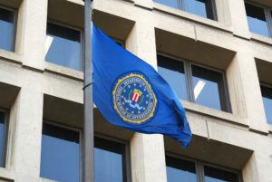 Gebäude des FBI mit einer Flagge