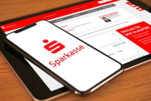 Abbildung einer App der Sparkasse auf dem Smartphone