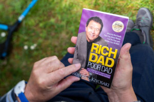 Robert Kiyosaki erwartet erneut grossen Crash - diese Kryptowährungen empfiehlt er