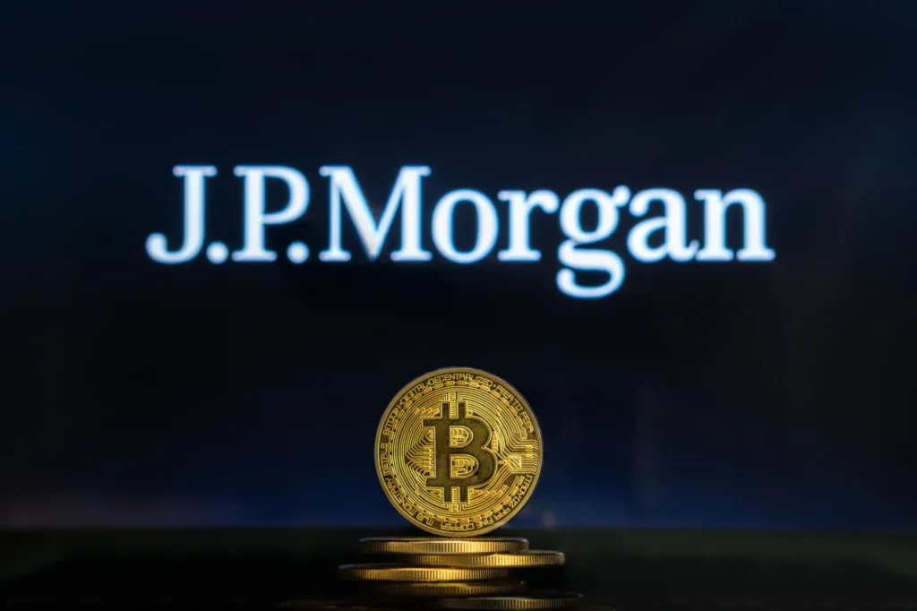 physischer Bitcoin steht vor JP Morgan Schriftzug