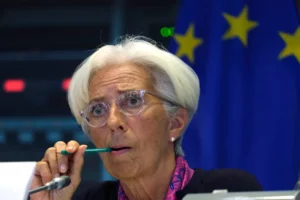 Christine Lagarde vor EU Flagge