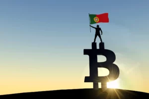 Mann steht auf einem Bitcoin-Symbol und hält eine portugiesische Flagge