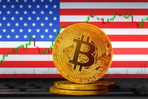 physischer Bitcoin vor USA Flagge