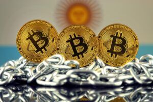 Bitcoin in Ketten vor argentinischer Flagge