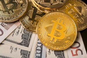 Physische Bitcoin vor US-Dollar und Euro-Scheinen