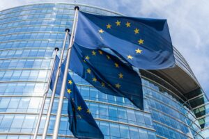 EU Flaggen vor EU Parlament